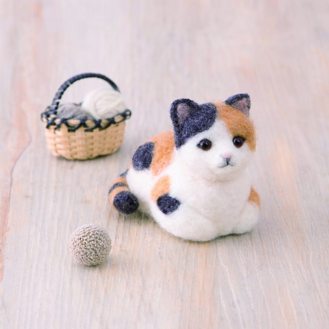 Hamanaka Aclaine Acrylic Fibre Needle Felting Kit - Sitting Calico Cat (English translation included)